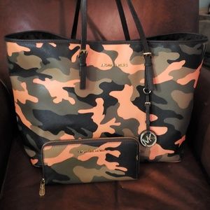 🎅Holiday Sale🎅 Michael Kors Camo Set